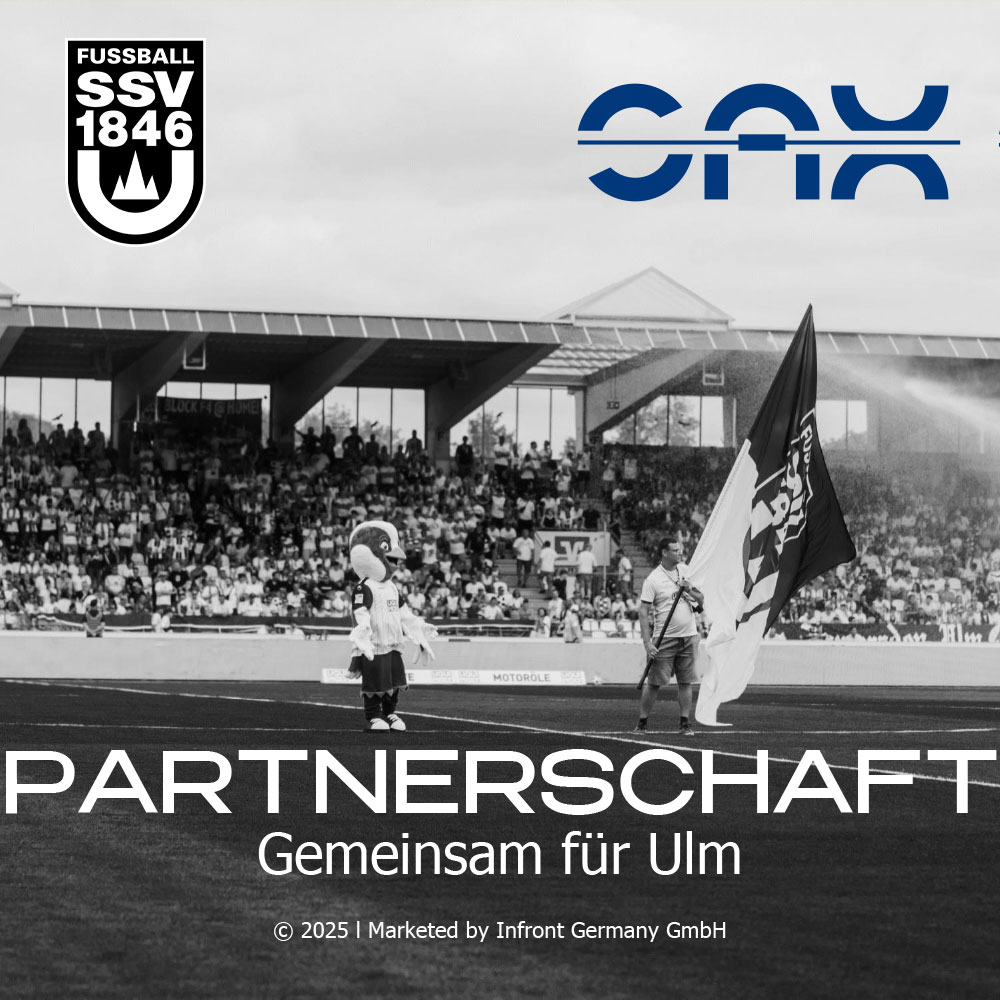 Logo der Partnerschaft für den Fußball in Ulm zwischen SSV Ulm und Photovoltaik Speicher Hersteller SAX Power. Das Bild zeigt im Hintergrund das Stadion vor dem Spiel, Maskottchen und Fahnenträger auf dem Spielfeld