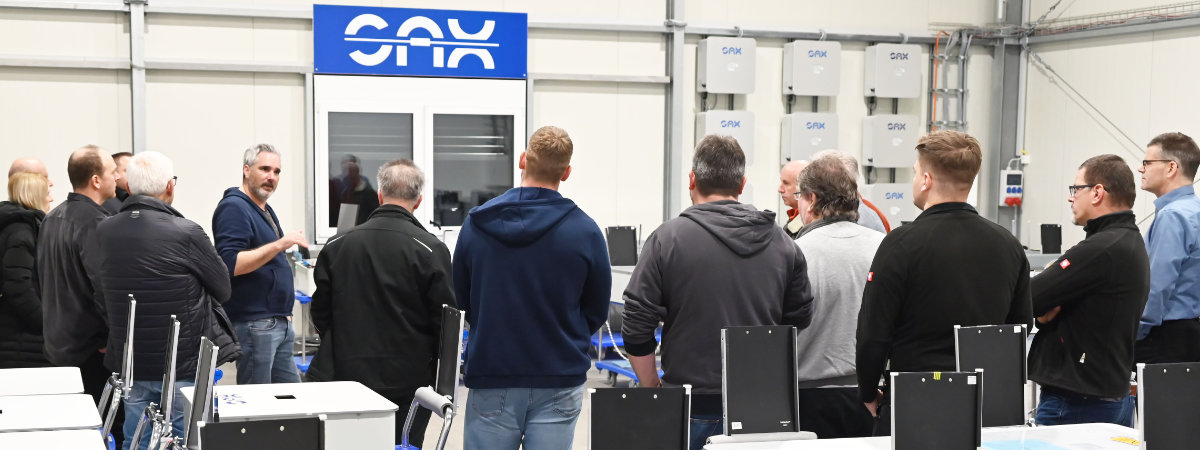 Praktiker zu Besuch bei SAX Ein Mitarbeiter des Stromspeicher Hersteller SAX Power erklärt Elektrikern die Funktion des SAX Stromspeichers