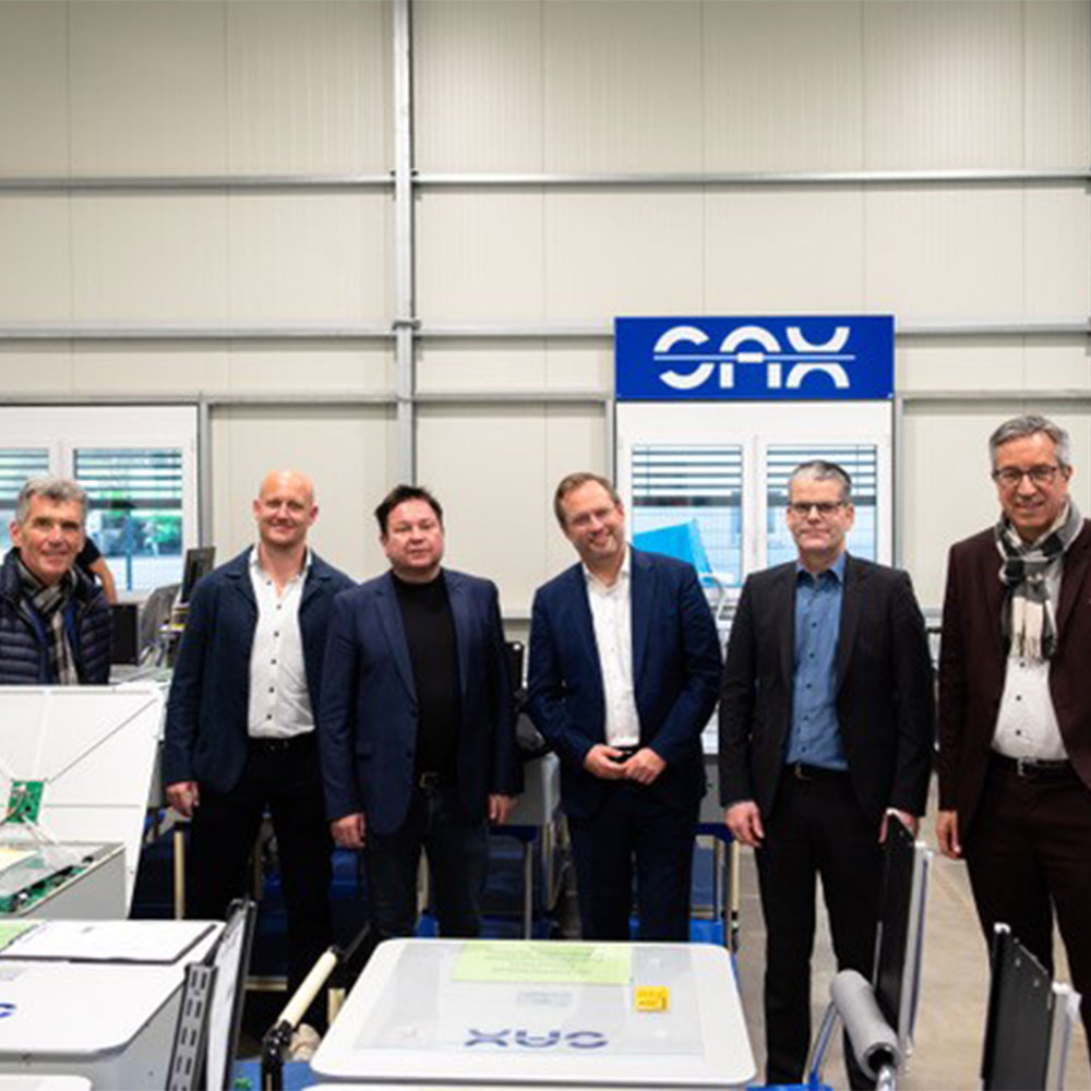 MdB Martin Gerster (SPD) und der Ulmer Oberbürgermeister Martin Ansbacher (SPD) mit SAX Mitarbeitern beim Besuch der Firma SAX Power in Erbach