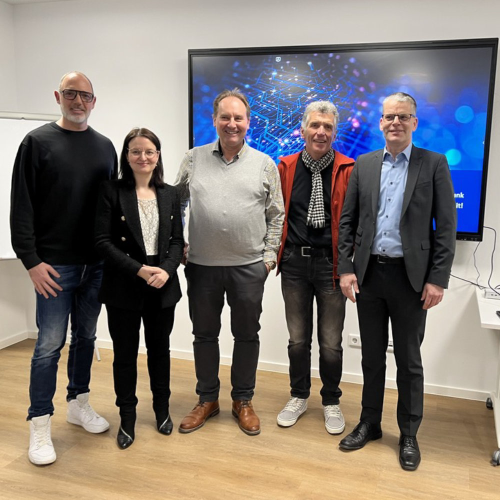 Mario Schneider, MdB Ronja Kemmer und Thomas Hartmann von der CDU beim Besuch von SAX Power in Erbach mit Paul Roth, Bürgermeister a.D. von Erbach und Dr. Oliver Fenker, dem CTO von SAX Power